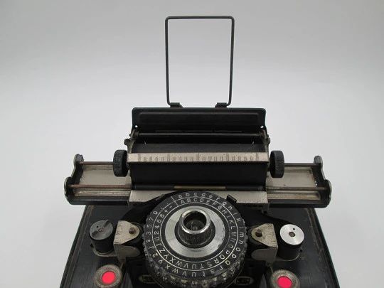 Máquina de escribir de juguete Junior. Hojalata esmaltada. Estuche. 1920