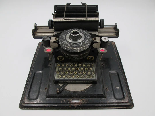 Máquina de escribir de juguete Junior. Hojalata esmaltada. Estuche. 1920