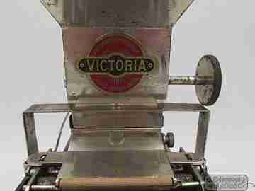 Máquina de liar cigarrillos. 1920. Victoria. Asturias A. Victorero