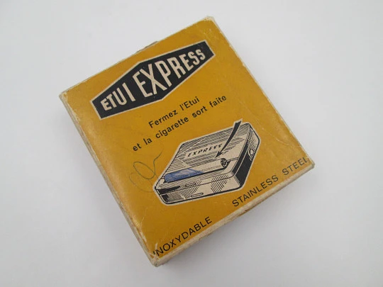 Máquina para liar cigarrillos Etui Express. Metal plateado. Caja. Francia. 1960