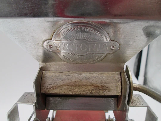 Máquina para liar tabaco Victoria. Metal niquelado y madera. Agustín Victorero. 1930 Máquina para liar tabaco Victoria. Metal niquelado y madera. Agustín Victorero. 1930