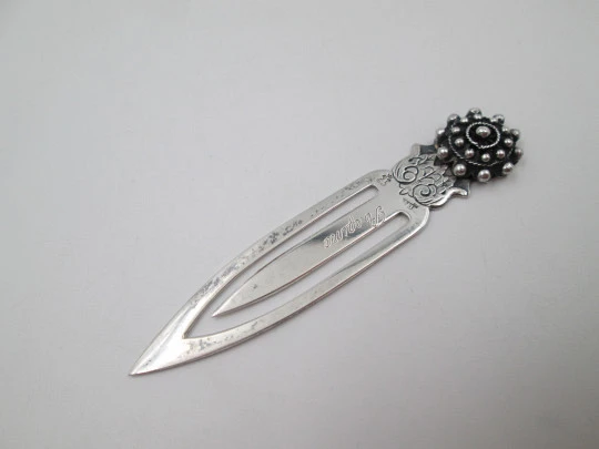 Marcalibros de botón charro y motivos vegetales. Plata de ley 925. España. 1990