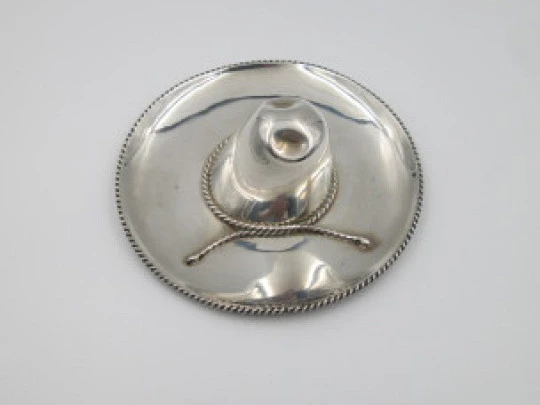 Mariachi hat miniature. 925 sterling silver. Bezel and decorative ribbons. 1980's. Mexico Mariachi hat miniature. 925 sterling silver. Bezel and decorative ribbons. 1980's. Mexico