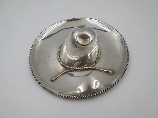 Mariachi hat miniature. 925 sterling silver. Bezel and decorative ribbons. 1980's. Mexico Mariachi hat miniature. 925 sterling silver. Bezel and decorative ribbons. 1980's. Mexico