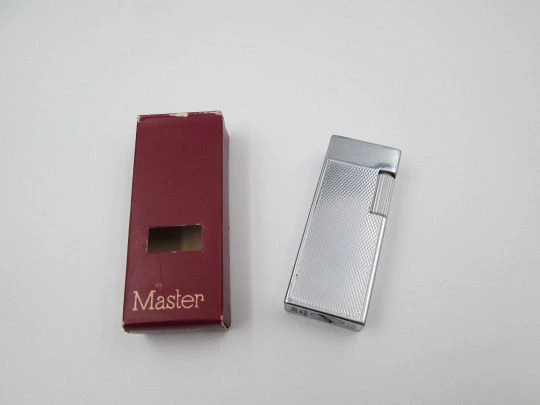 Master petrol pocket lighter. Silver plated metal. Rhomboid pattern. Box. Swiss. 1970's