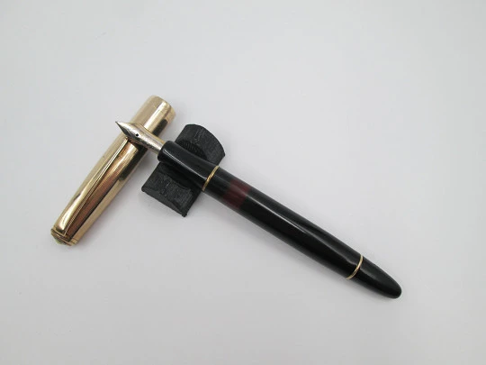 Masterpiece 642 Montblanc. 1950. Resina negra y oro. 14K. Émbolo