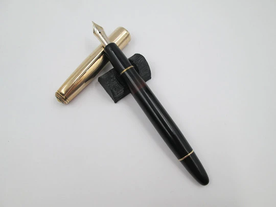 Masterpiece 642 Montblanc. 1950. Resina negra y oro. 14K. Émbolo