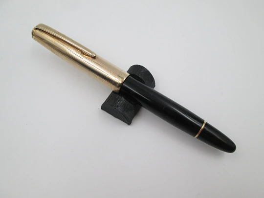 Masterpiece 642 Montblanc. 1950. Resina negra y oro. 14K. Émbolo