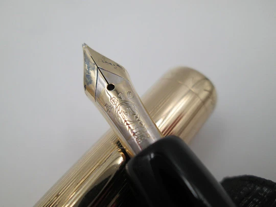 Masterpiece 642 Montblanc. 1950. Resina negra y oro. 14K. Émbolo