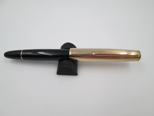 Masterpiece 642 Montblanc. 1950. Resina negra y oro. 14K. Émbolo