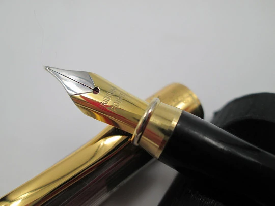 Maxim's París fountain pen. Sterling silver & gold plated details. Lines pattern. 1990's