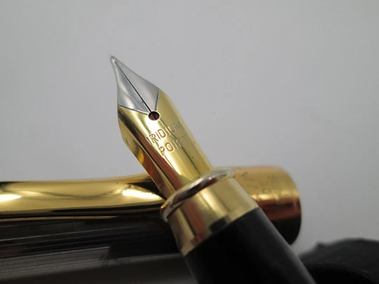 Maxim's París fountain pen. Sterling silver & gold plated details. Lines pattern. 1990's