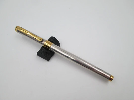 Maxim's París fountain pen. Sterling silver & gold plated details. Lines pattern. 1990's