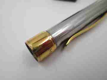 Maxim's París fountain pen. Sterling silver & gold plated details. Lines pattern. 1990's