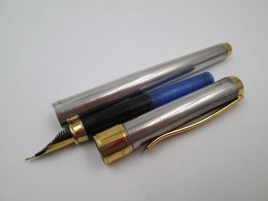 Maxim's París fountain pen. Sterling silver & gold plated details. Lines pattern. 1990's