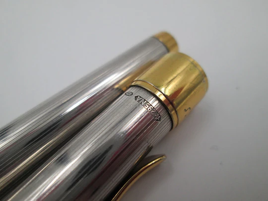 Maxim's París fountain pen. Sterling silver & gold plated details. Lines pattern. 1990's