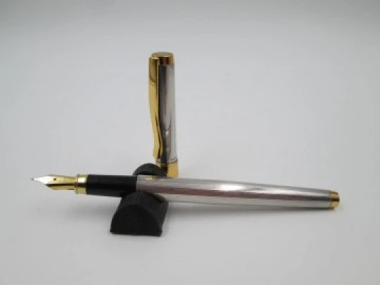 Maxim's París fountain pen. Sterling silver & gold plated details. Lines pattern. 1990's