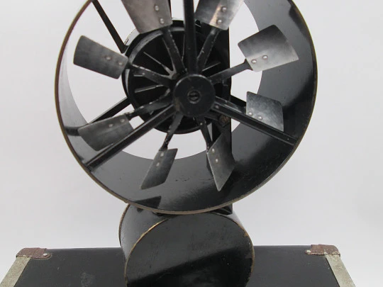 Mechanical anemometer. Nickel plated metal & black lacquer. Manual wind. Germany, 1910's