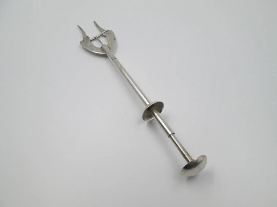 Mechanical fork / clamp for serving bread. 750 sterling silver. 1930's. Spain