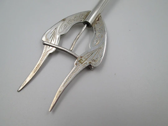 Mechanical fork / clamp for serving bread. 750 sterling silver. 1930's. Spain