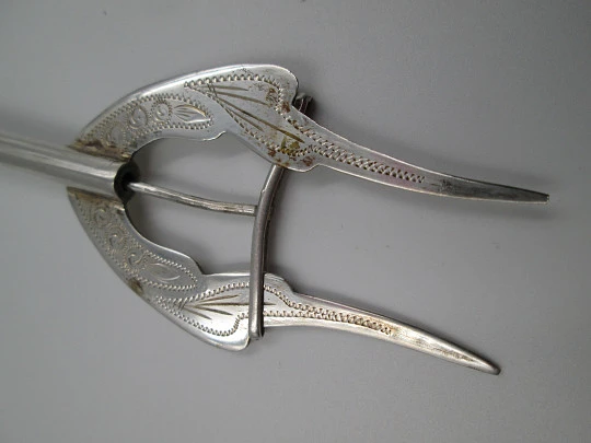 Mechanical fork / clamp for serving bread. 750 sterling silver. 1930's. Spain