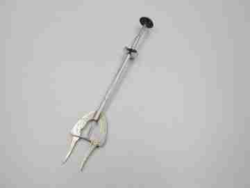 Mechanical fork / clamp for serving bread. 750 sterling silver. 1930's. Spain