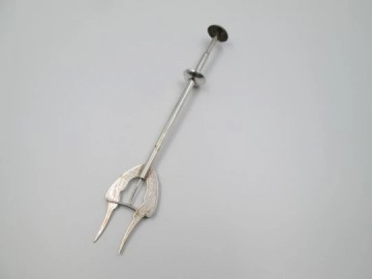Mechanical fork / clamp for serving bread. 750 sterling silver. 1930's. Spain
