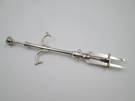 Mechanical fork / clamp for serving bread. 925 sterling silver. Flower on top. 1970's. Spain