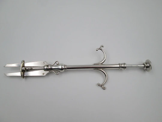 Mechanical fork / clamp for serving bread. 925 sterling silver. Flower on top. 1970's. Spain