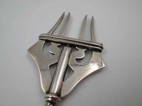 Mechanical fork / clamp for serving bread. 925 sterling silver. Ribbed design on body. 1960's