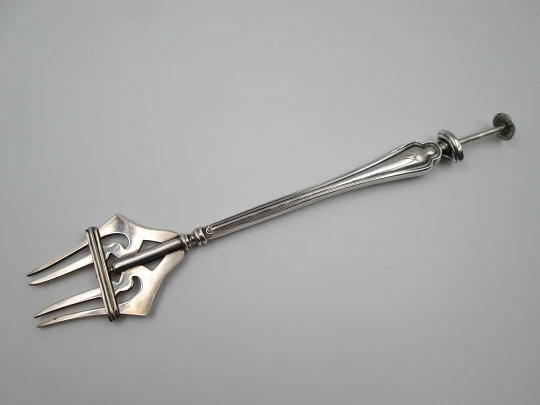 Mechanical fork / clamp for serving bread. 925 sterling silver. Ribbed design on body. 1960's