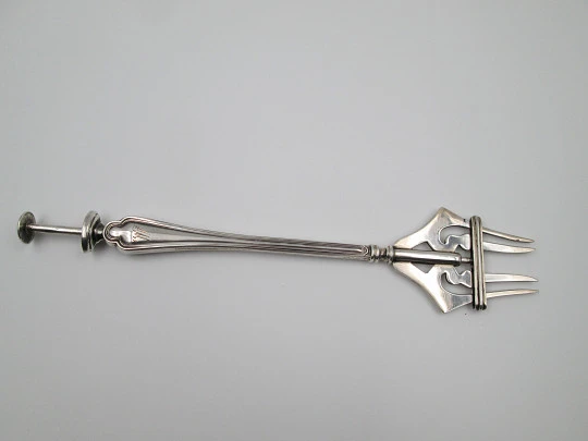 Mechanical fork / clamp for serving bread. 925 sterling silver. Ribbed design on body. 1960's