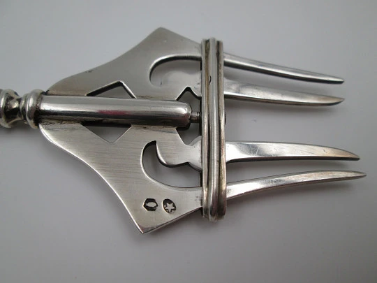 Mechanical fork / clamp for serving bread. 925 sterling silver. Ribbed design on body. 1960's