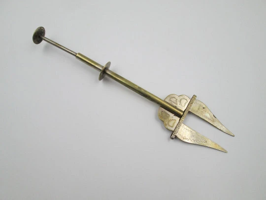 Mechanical fork / clamp for serving bread. Silver plated metal. Geometric motifs. 1960's