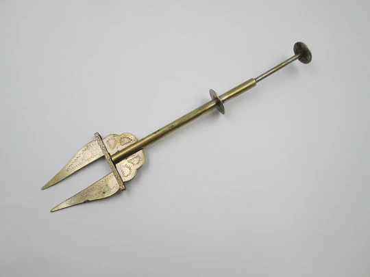 Mechanical fork / clamp for serving bread. Silver plated metal. Geometric motifs. 1960's
