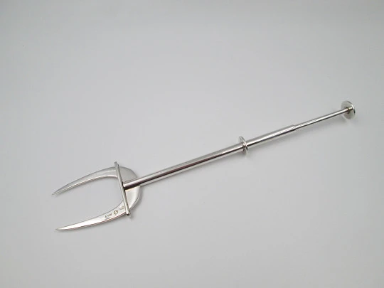 Mechanical fork / clamp for serving bread. Sterling silver. Hallmarks. Spain. 1960's