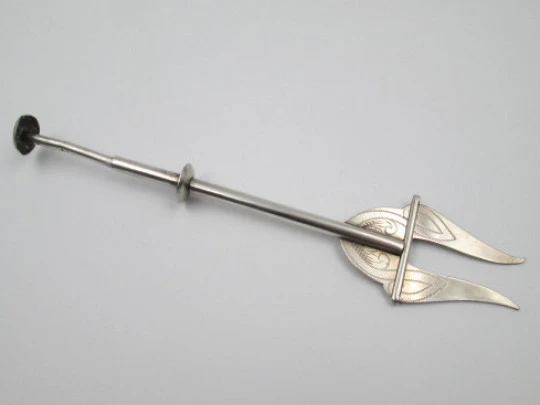 Mechanical fork / clamp for serving bread. Sterling silver. Vegetable motifs. 1960's. Spain