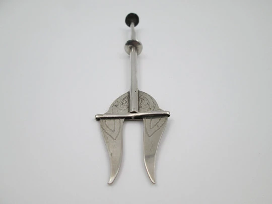 Mechanical fork / clamp for serving bread. Sterling silver. Vegetable motifs. 1960's. Spain