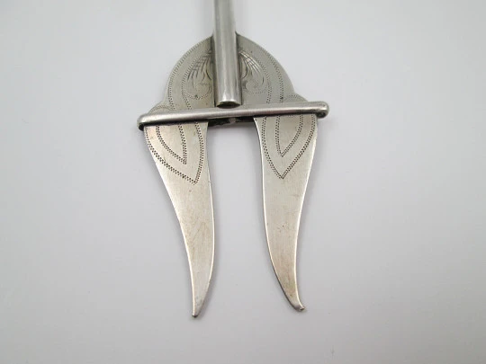 Mechanical fork / clamp for serving bread. Sterling silver. Vegetable motifs. 1960's. Spain