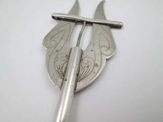 Mechanical fork / clamp for serving bread. Sterling silver. Vegetable motifs. 1960's. Spain