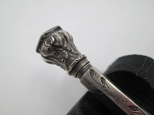 Mechanical propelling twist pencil. Chiselled silver and amber stone. 1900's