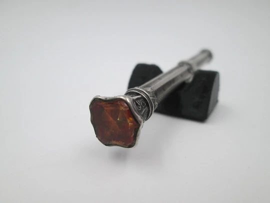 Mechanical propelling twist pencil. Chiselled silver and amber stone. 1900's