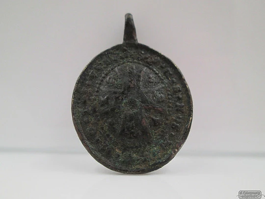 Medalla antigua. San Benito y Cruz. Siglo XVIII. Bronce. Elíptica