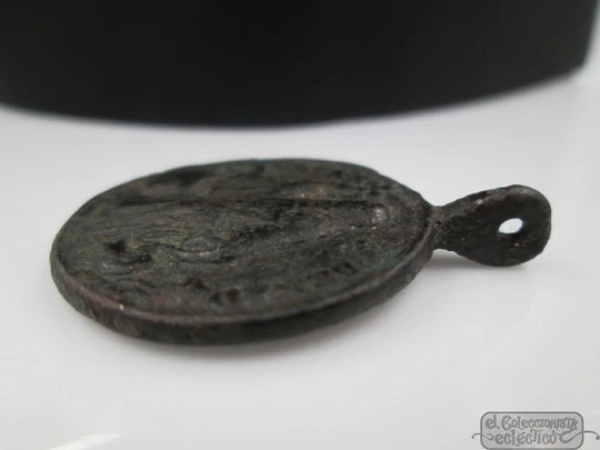 Medalla antigua. San Benito y Cruz. Siglo XVIII. Bronce. Elíptica