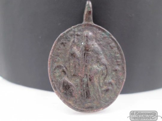 Medalla antigua. San Benito y Cruz. Siglo XVIII. Bronce. Elíptica