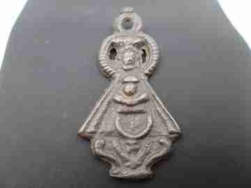 Medalla bronce calada. Virgen con media luna y querubín. Siglo XVIII. España
