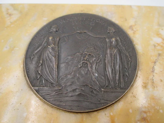 Medalla bronce inauguración puente de Basilea 1905. Base de mármol. Autor Hans Frei Medalla bronce inauguración puente de Basilea 1905. Base de mármol. Autor Hans Frei