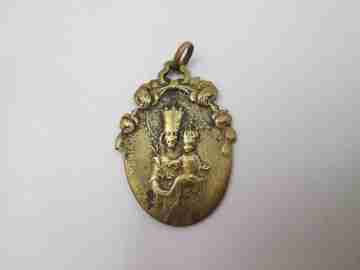 Medalla bronce Virgen de Ardales con Niño. Motivos florales. Relieve. Argolla. 1900