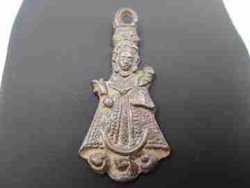 Medalla bronce. Virgen con Niño y media luna. Argolla. Siglo XVIII. España