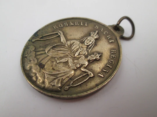 Medalla bronce. Virgen del Rosario y Sagrados Corazones Jesús y María. Caqué. 1900